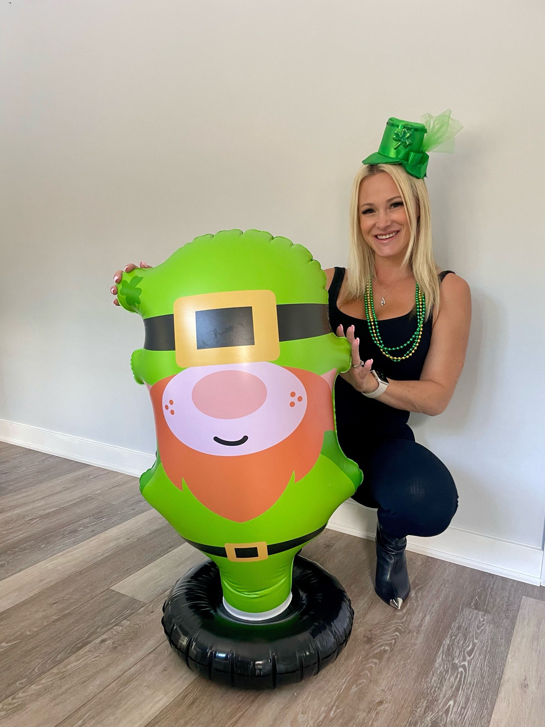 Décoration de farfadet de la Saint-Patrick gonflable, intérieur/extérieur, 38-po x 21-po Front_Elevated