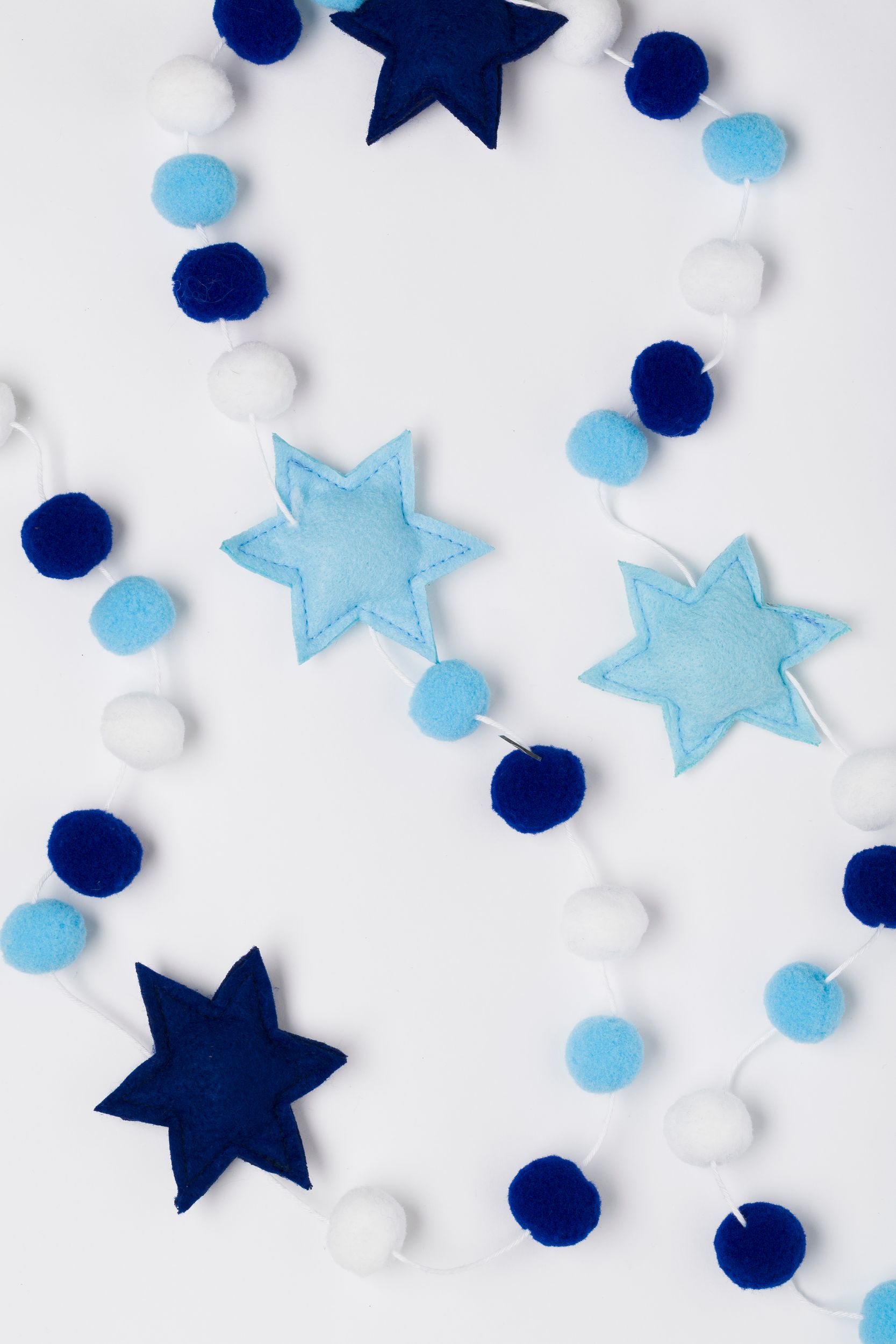 Merangue Hanukkah Blue/White Star and Pom Pom Garland Front_Flat