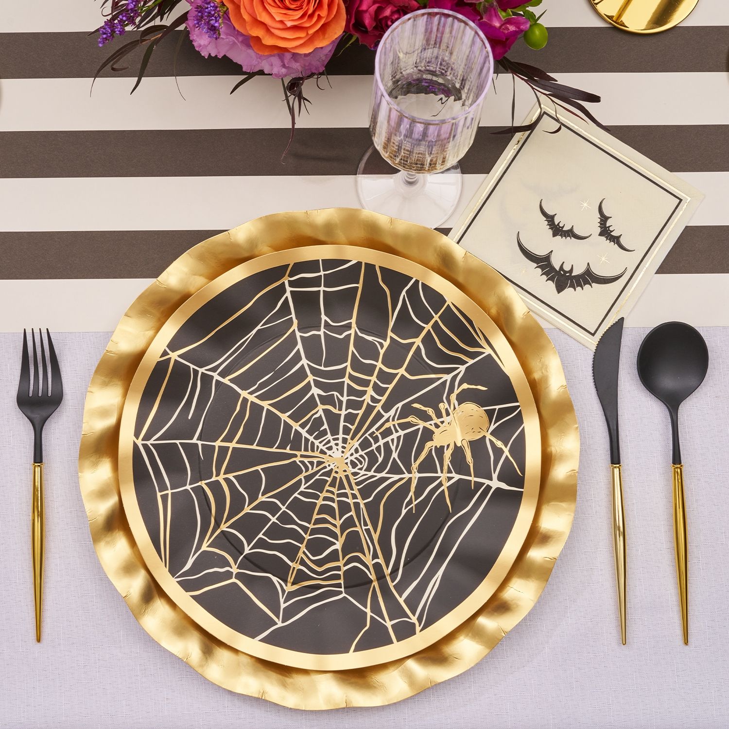 Assiettes d'Halloween toile d'araignée aux bords ondulés, 10,5 po, paq. 8 Overhead_Flat
