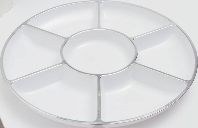 Assiette de service à sections en plastique blanc à bordure argent Front_Elevated