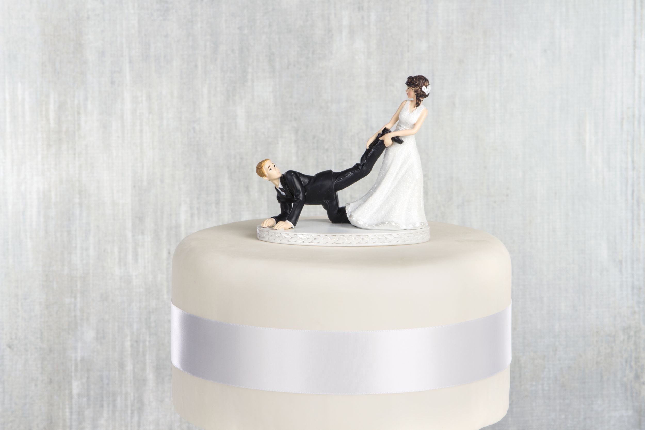 Leg Puller Brunette Bride & Blonde Groom Wedding Cake Topper, Black/White, 4.5-in, for Wedding Front_Flat