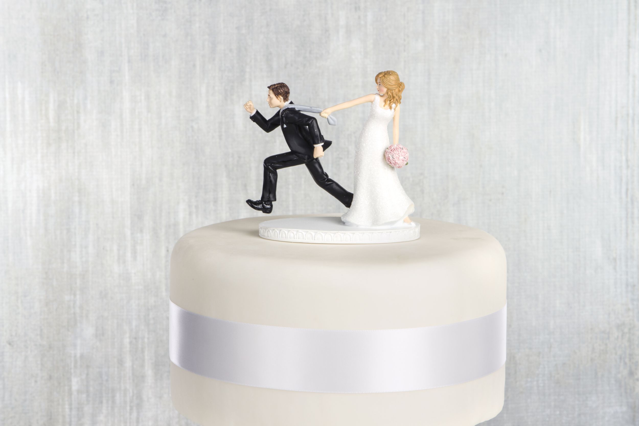 Tie Puller Blonde Bride & Groom Wedding Cake Topper, Black/White, 4.5-in, for Wedding Front_Flat
