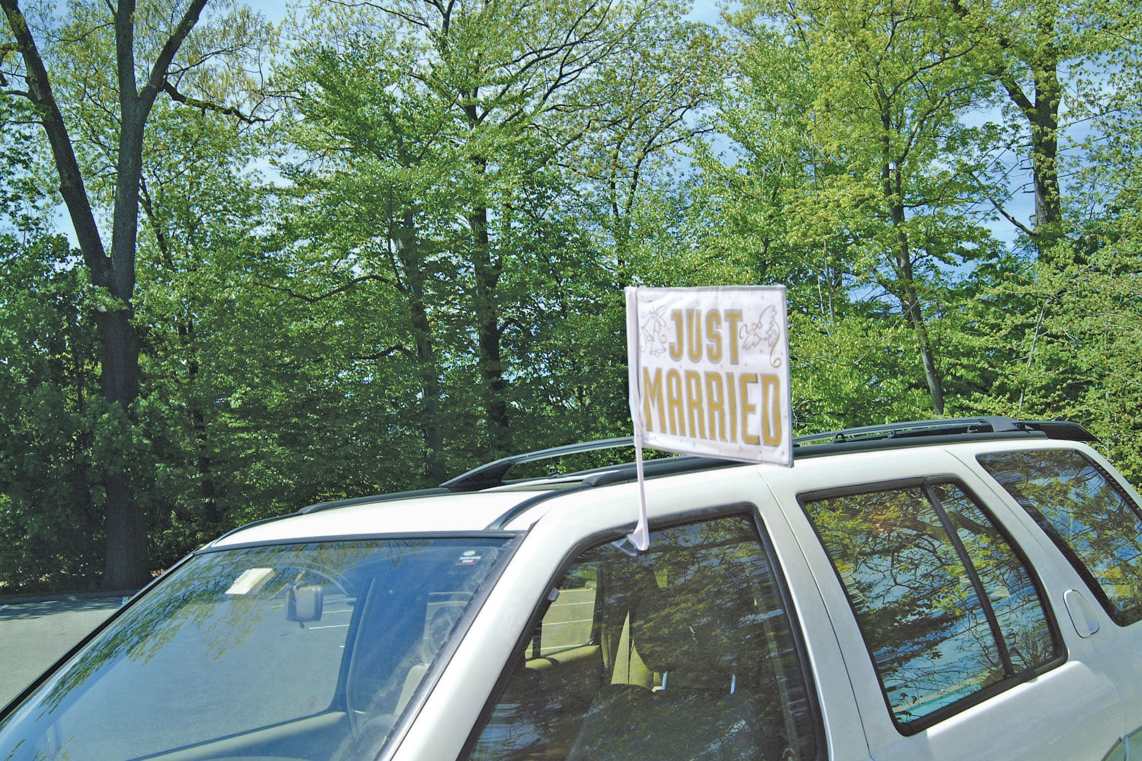 "Just Married" Car Flag Decoration, White/Gold, 13.5-in, for Wedding Front_Angled_Left