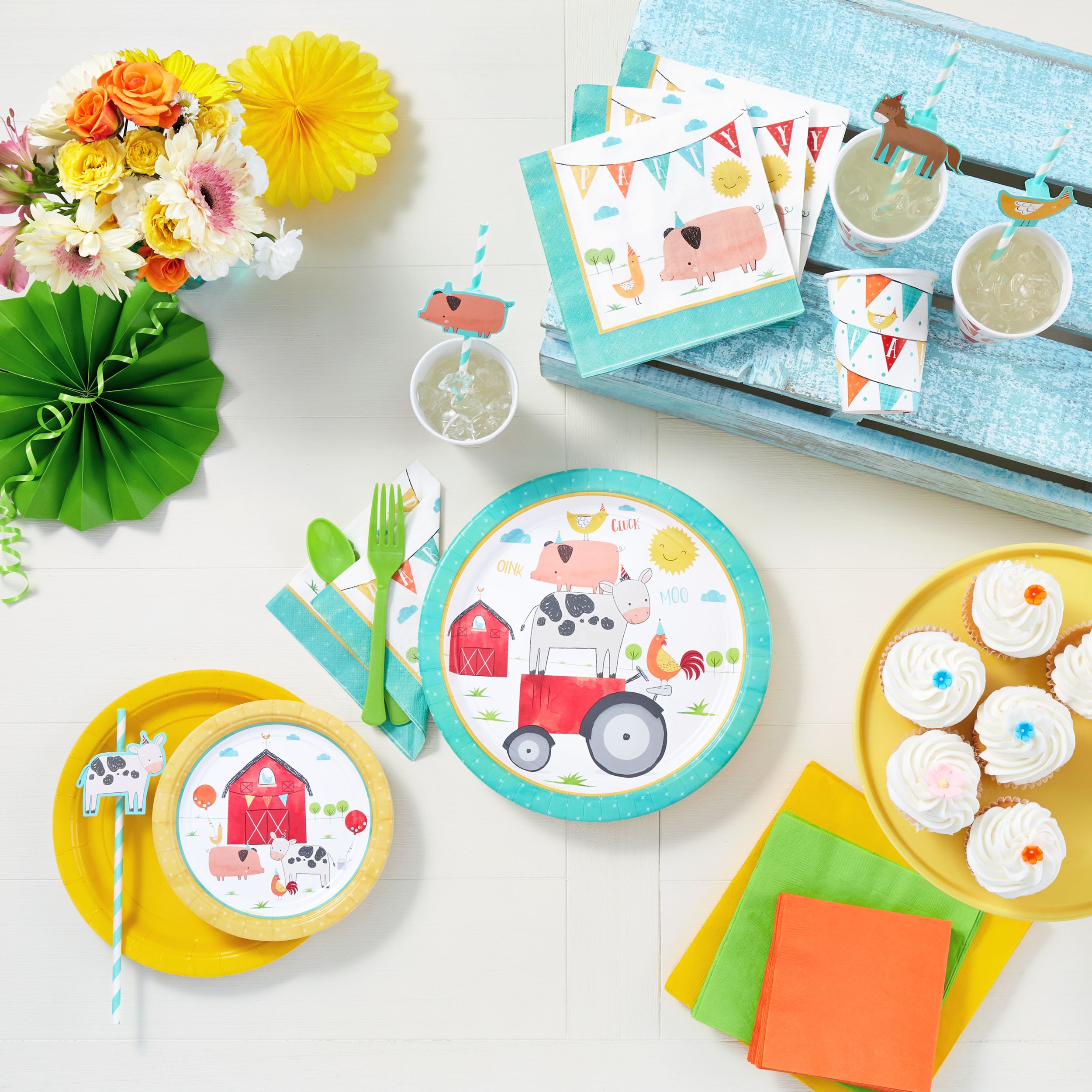 Friendly Farm Dinner Paper Plates, 18-pk Overhead_Flat