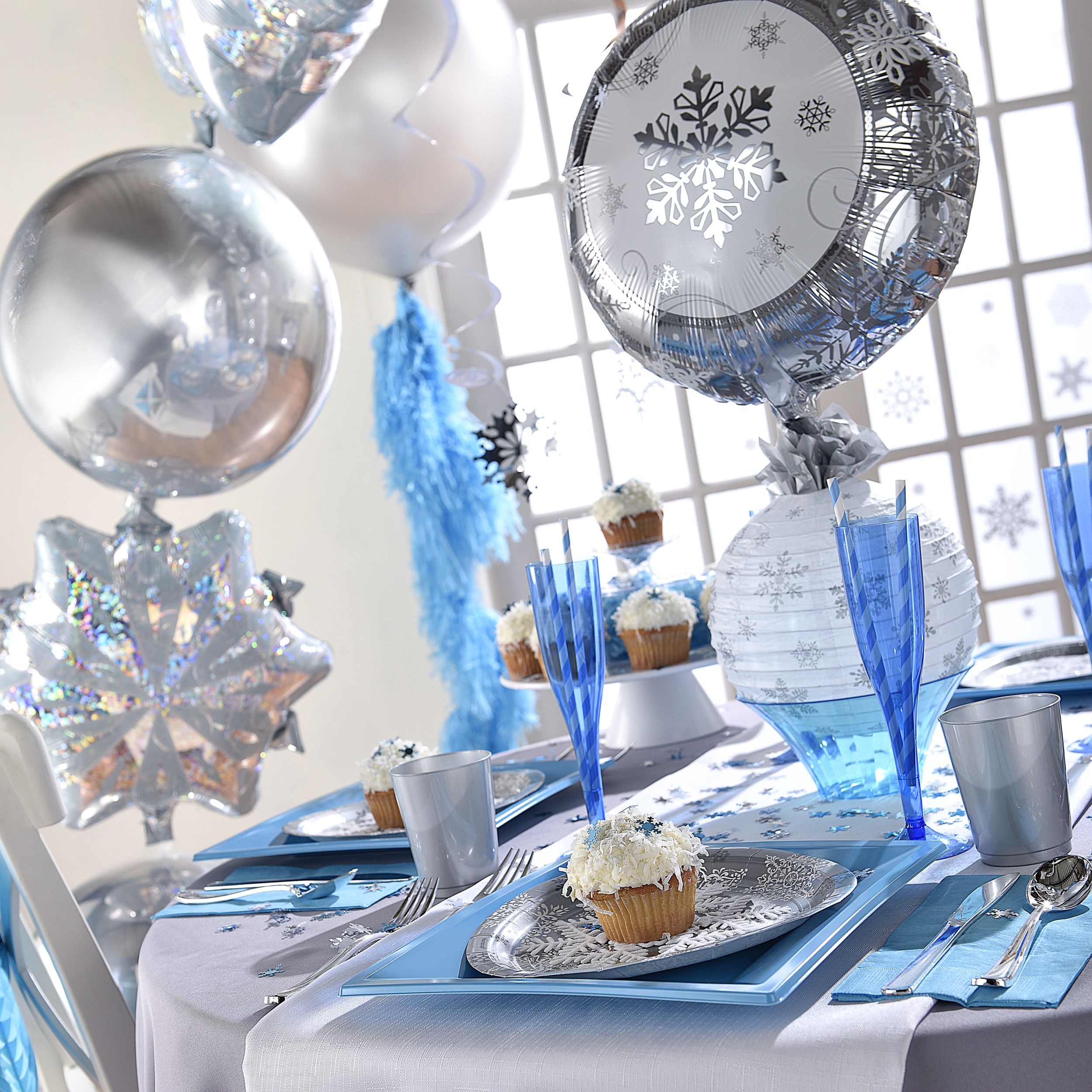 Ballon en aluminium satiné, flocon de neige, argent et bleu, 18 po, gonflement à l'hélium et ruban inclus, pour hiver/Noël Composite_or_Mixed