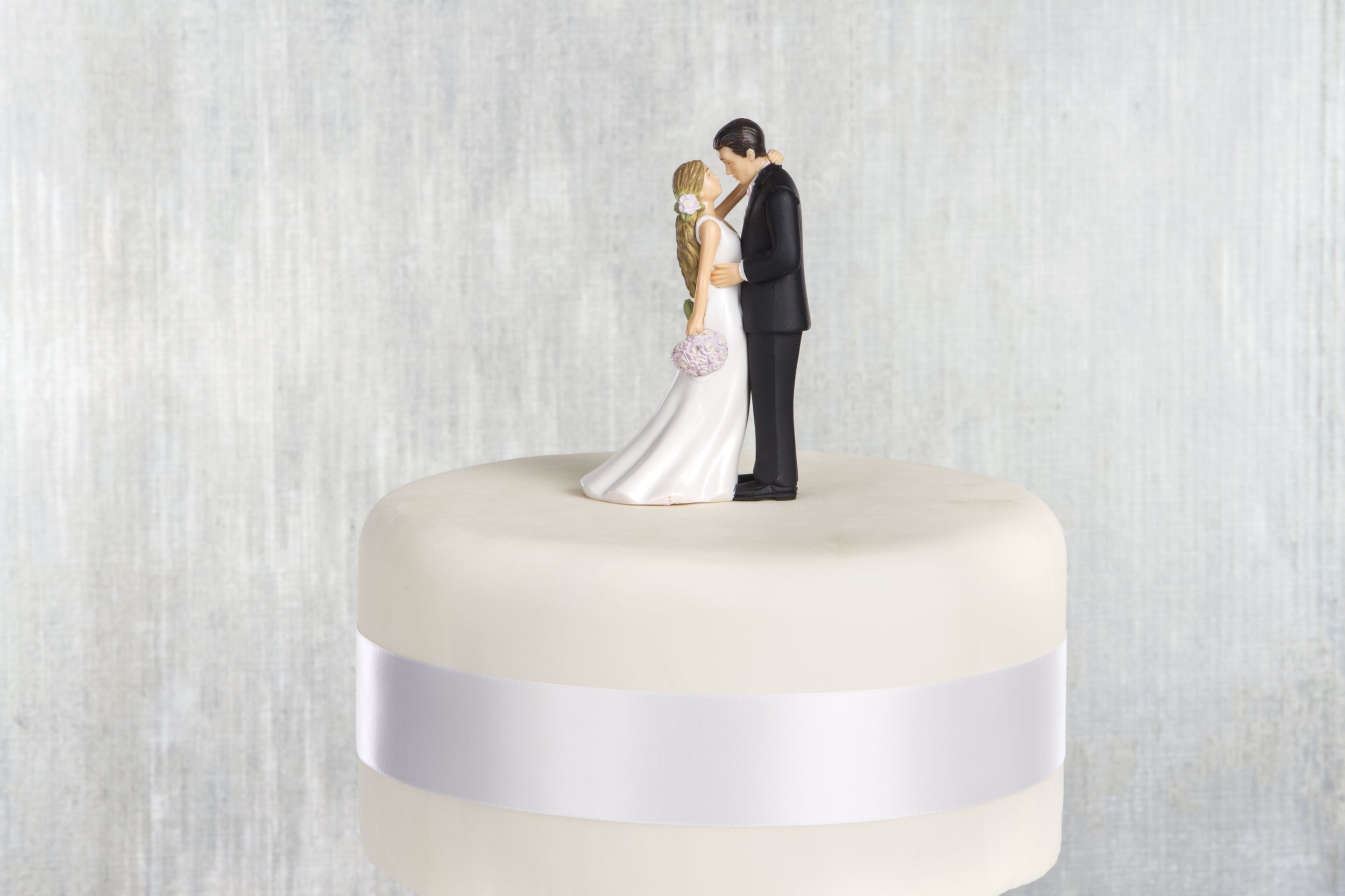 Figurines de mariés blonds pour gâteau de mariage Front_Flat