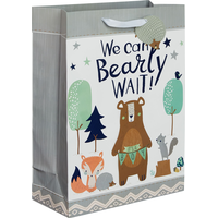 Grand sac-cadeau en papier glacé Can Bearly Wait en 3D Front_Angled_Right