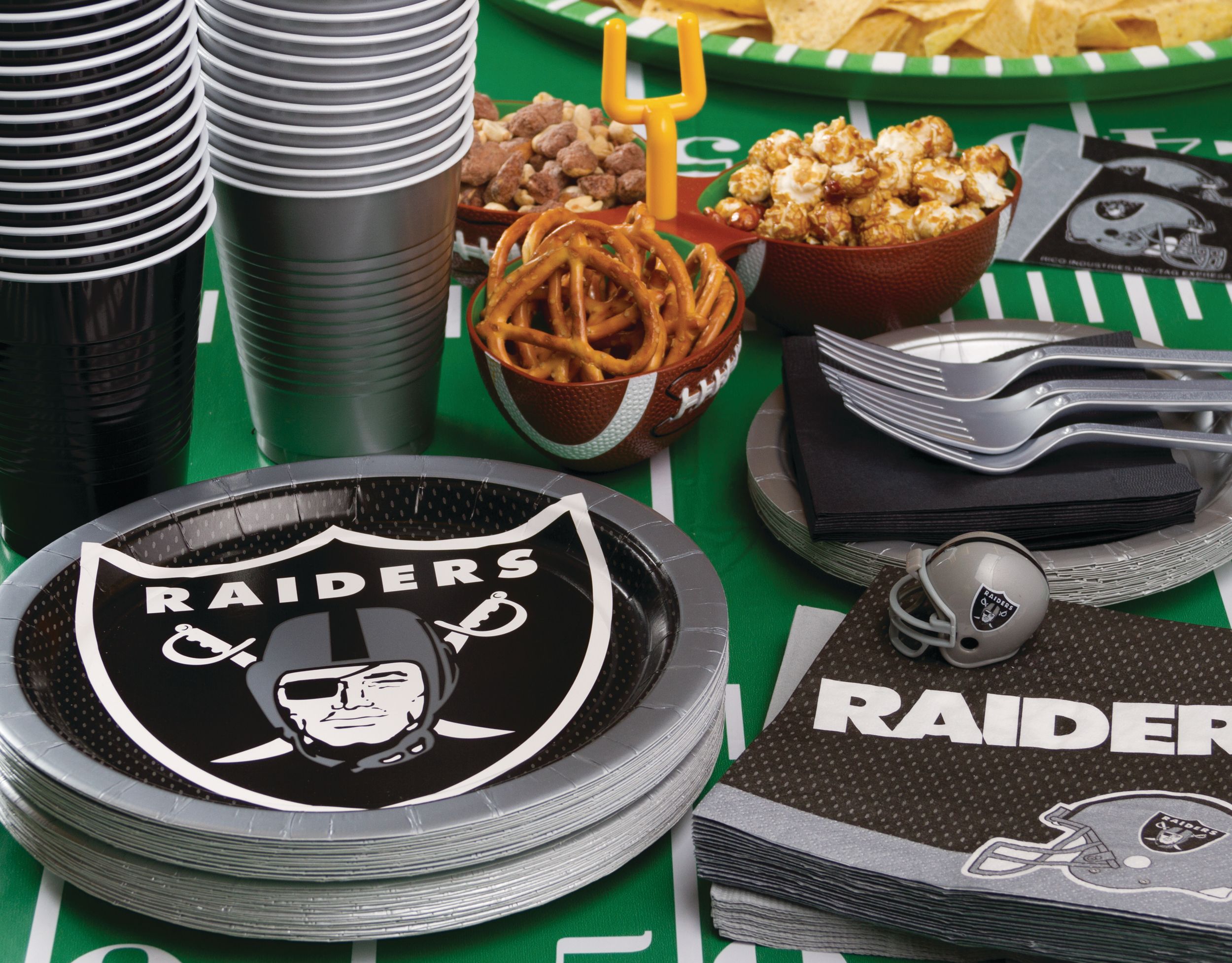 Oakland Raiders Lunch Plates, 18-pk Composite_or_Mixed