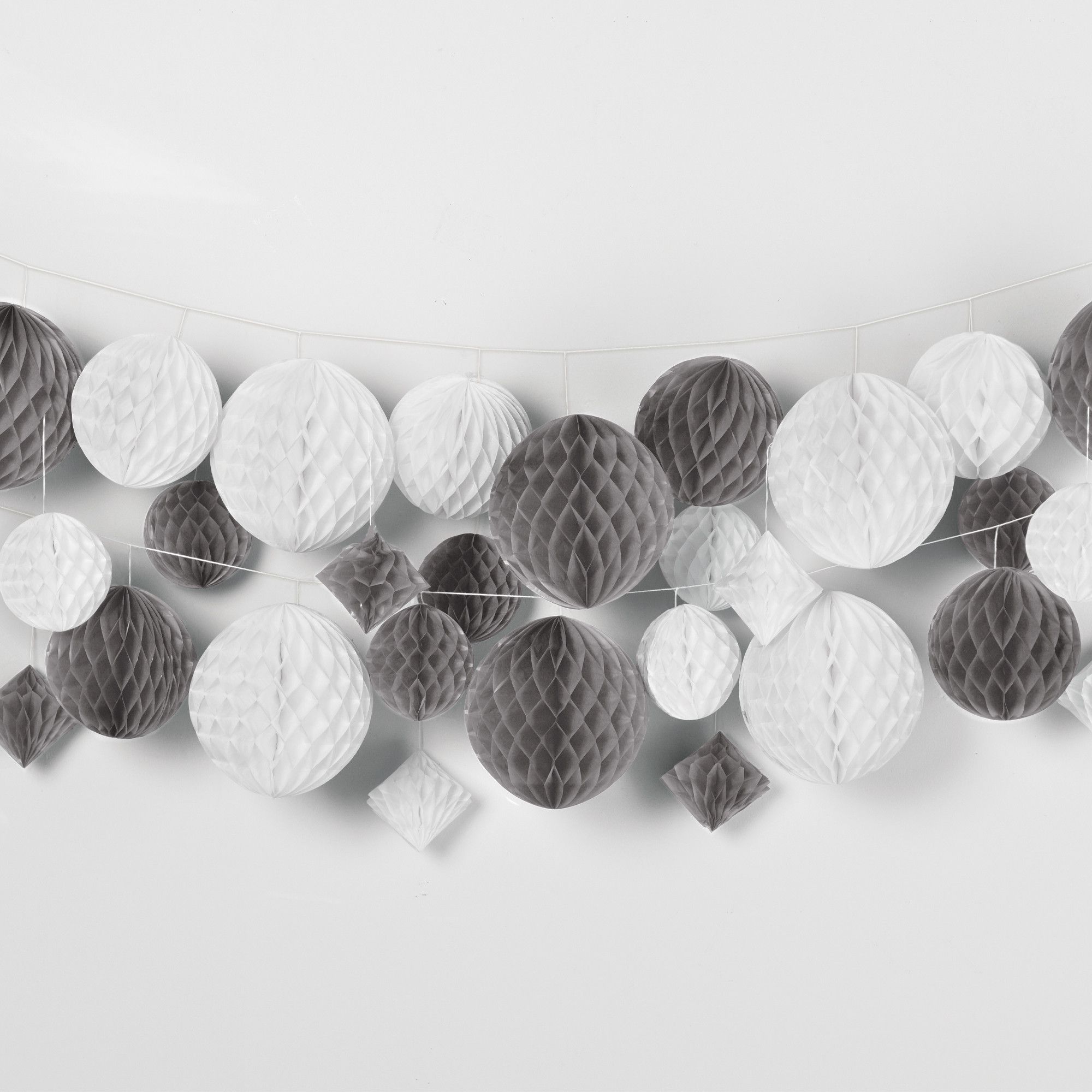 Décorations alvéolées Amscan, argent et blanc Front_Flat