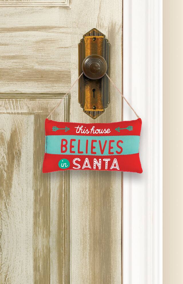 Mini affiche en forme de coussin indiquant Believe in Santa Front_Flat