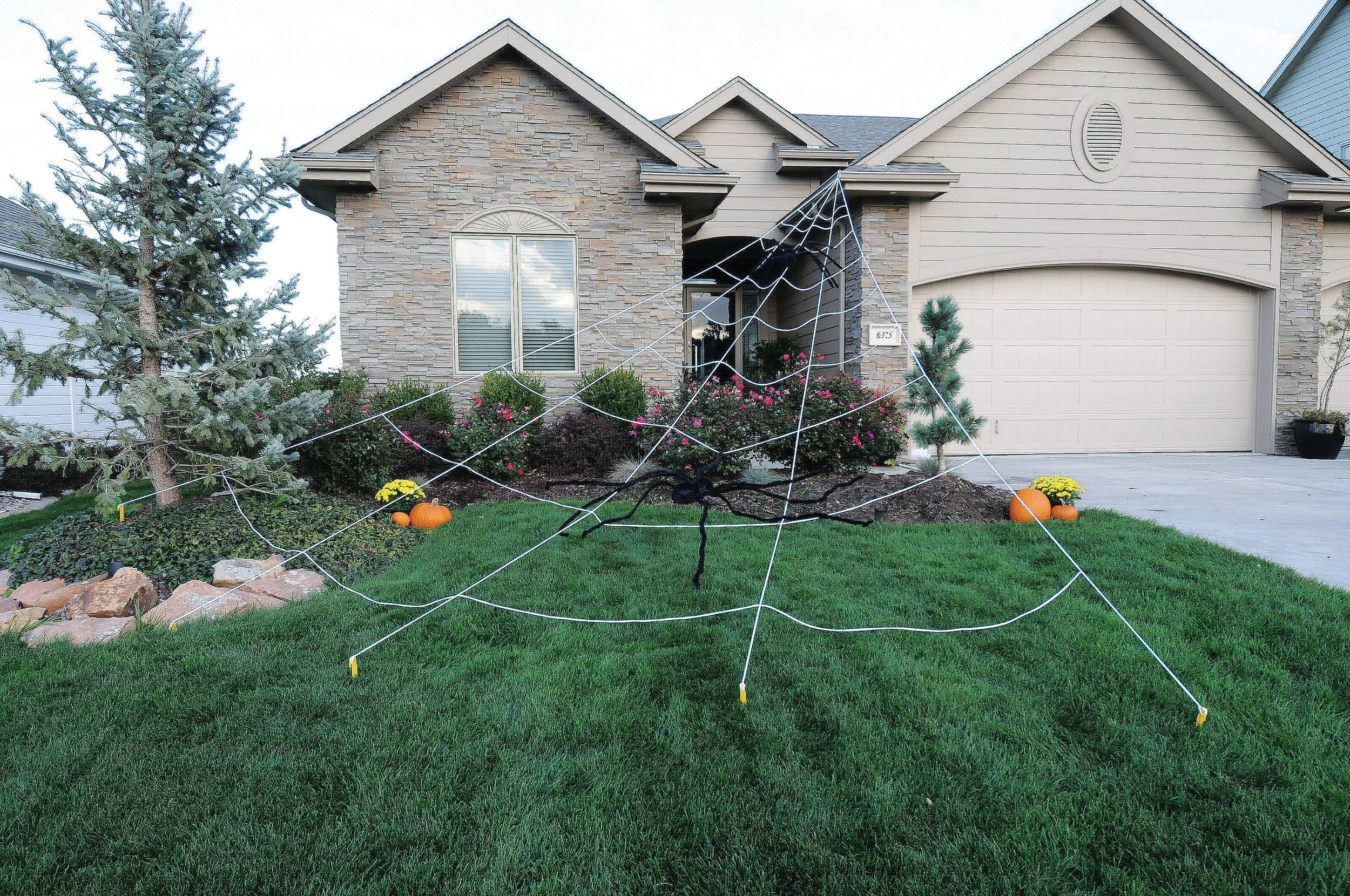 Toile d'araignée de jardin avec 5 piquets et crochet en métal, blanc, 25 pi, décoration d'extérieur pour l'Halloween Composite_or_Mixed