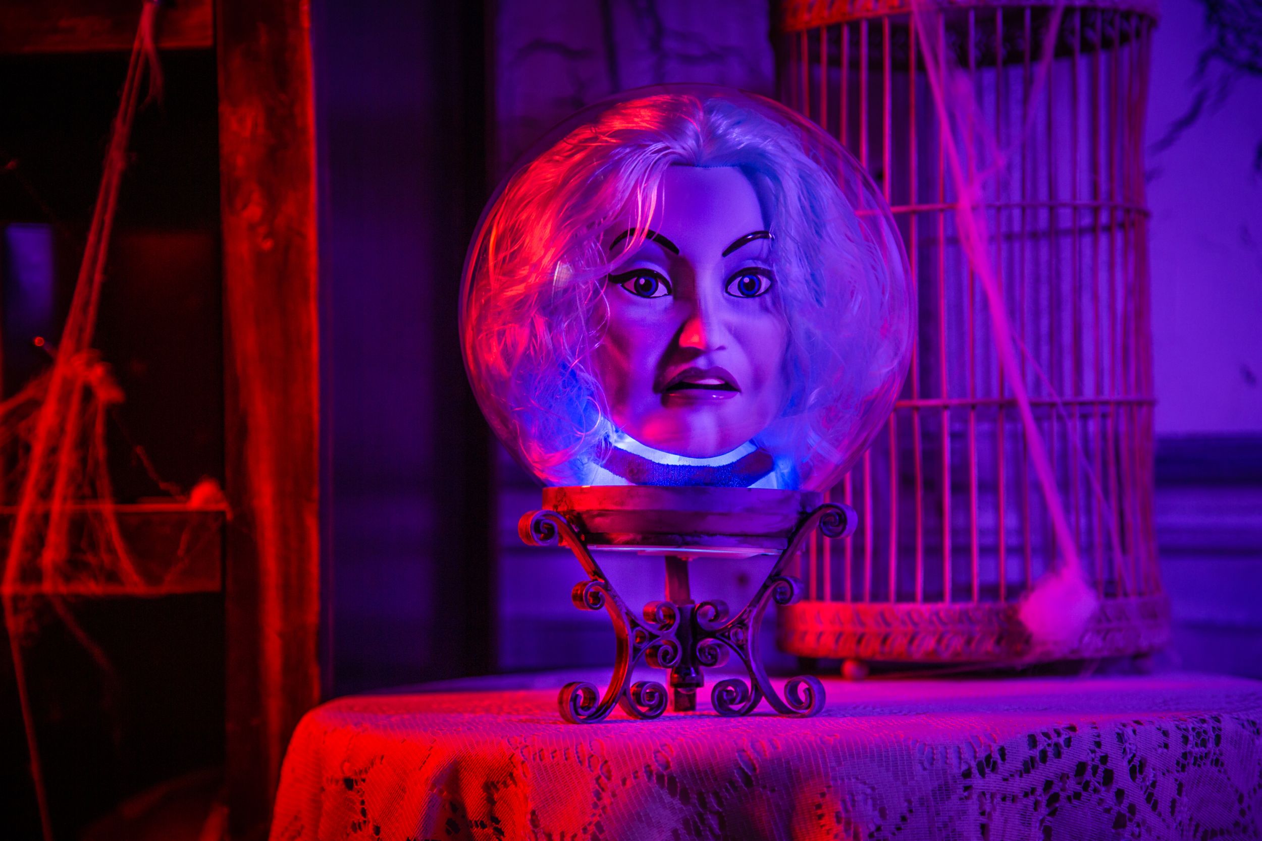 Boule de cristal animée Manoir hanté Madame Leota, avec piles, bleu, 8 po, décoration intérieure/extérieure activée par le son et la lumière pour l'Halloween Front_Flat
