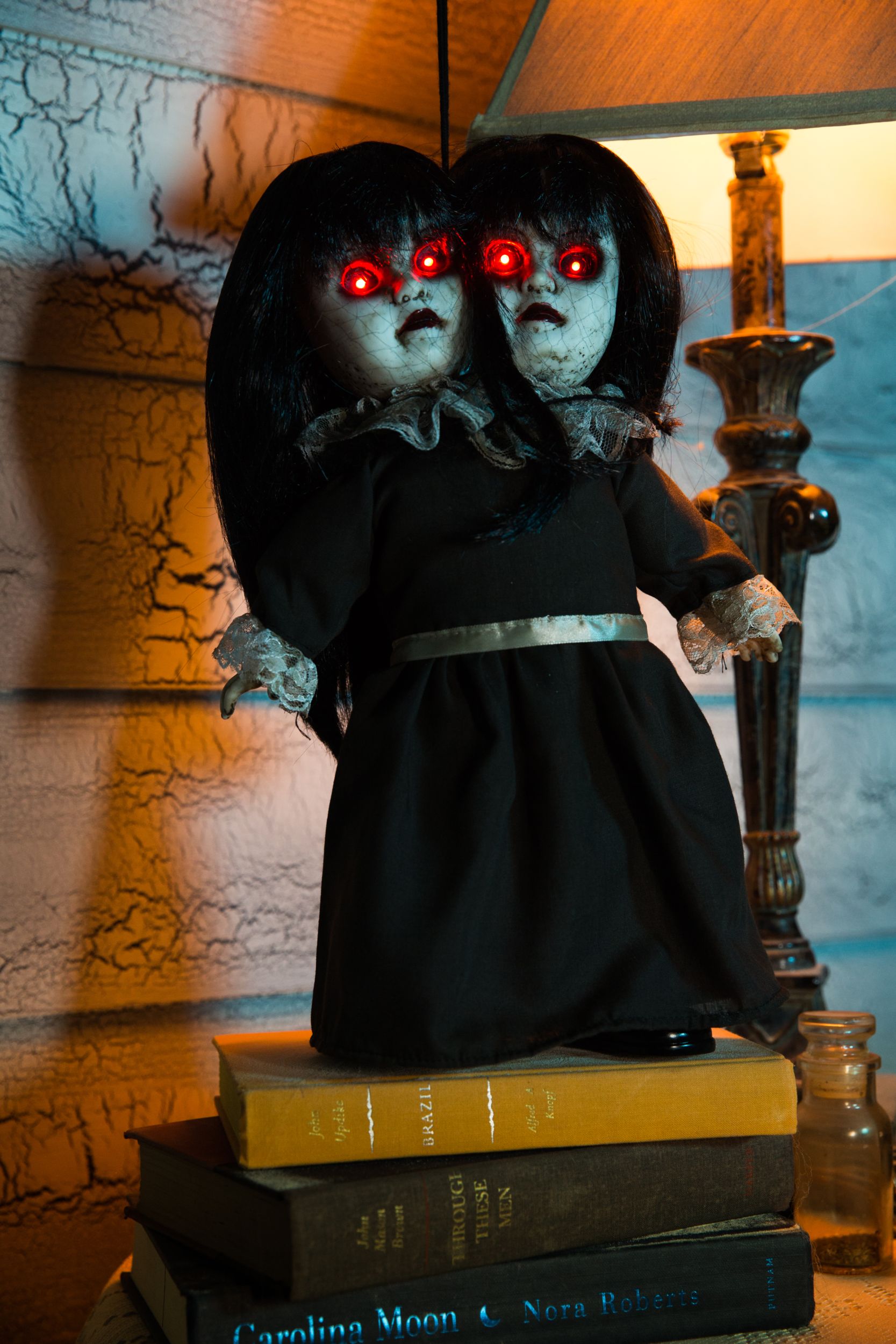 Poupée d'horreur animée debout, jumelle conjointe, brun, 15-1/2 po, décoration d'intérieur/d'extérieur activée par le son et la lumière pour l'Halloween Front_Flat