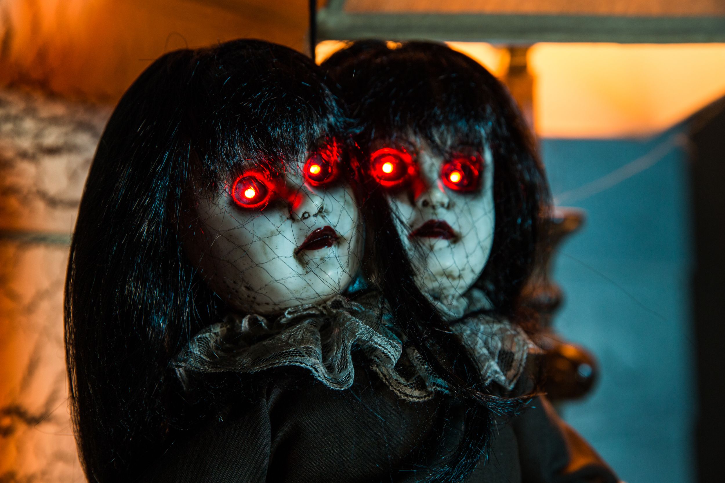 Poupée d'horreur animée debout, jumelle conjointe, brun, 15-1/2 po, décoration d'intérieur/d'extérieur activée par le son et la lumière pour l'Halloween CloseUp