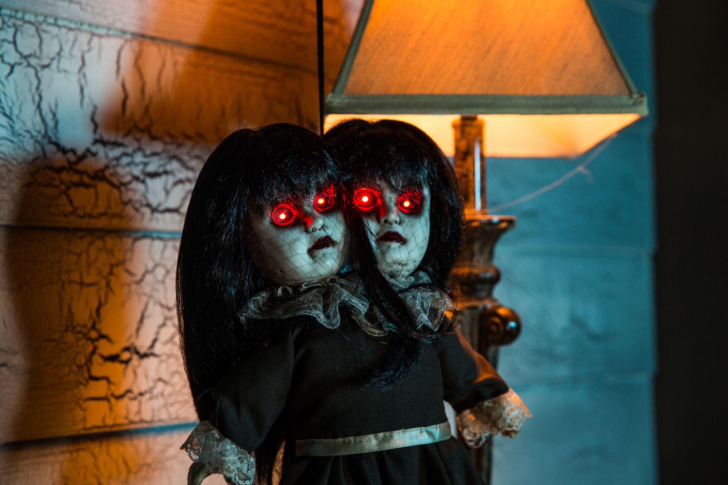 Poupée d'horreur animée debout, jumelle conjointe, brun, 15-1/2 po, décoration d'intérieur/d'extérieur activée par le son et la lumière pour l'Halloween CloseUp