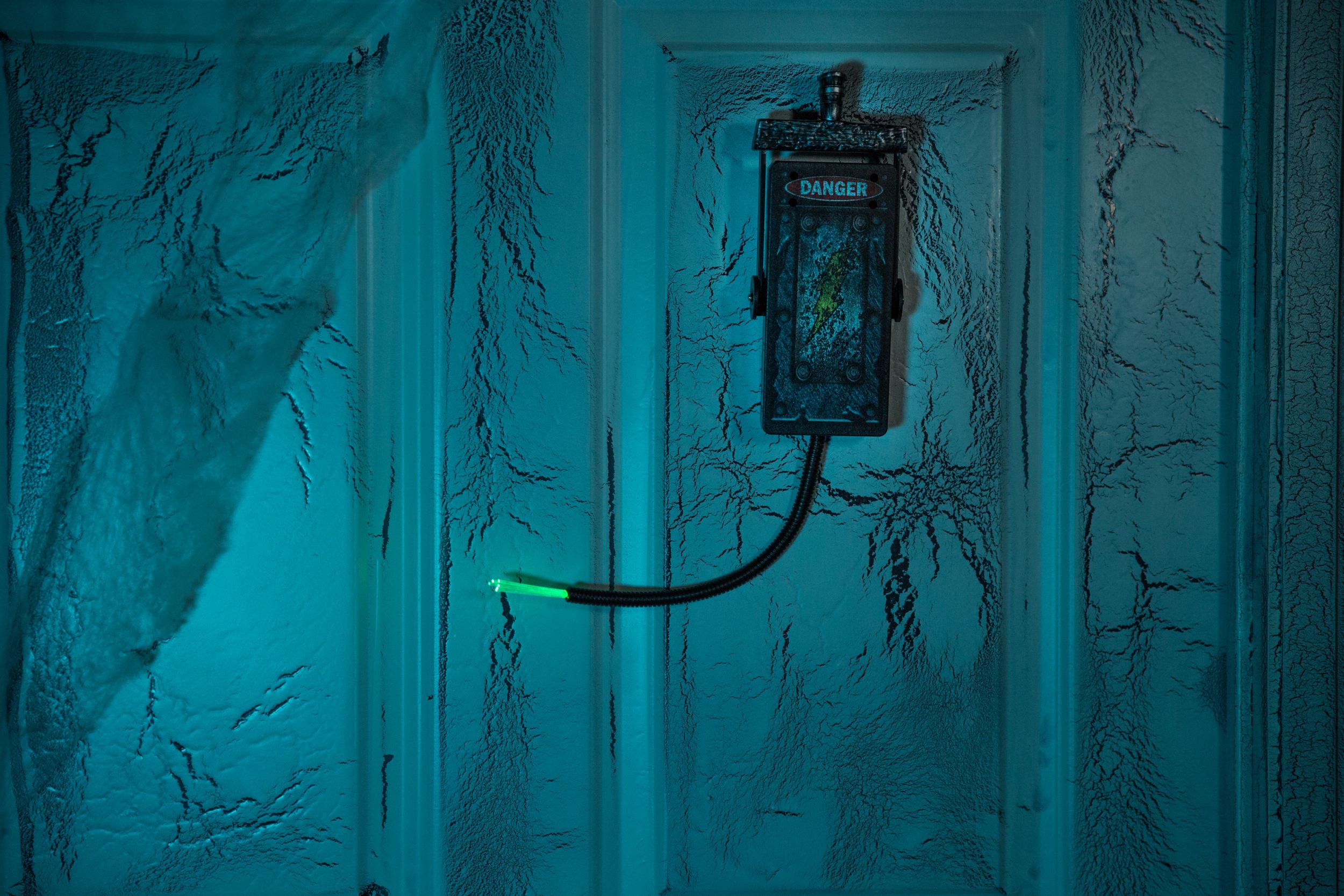 Coupe-circuit animé Danger avec piles, noir, 18 po, décoration d'intérieur/d'extérieur activée par le son et la lumière pour l'Halloween Front_Flat