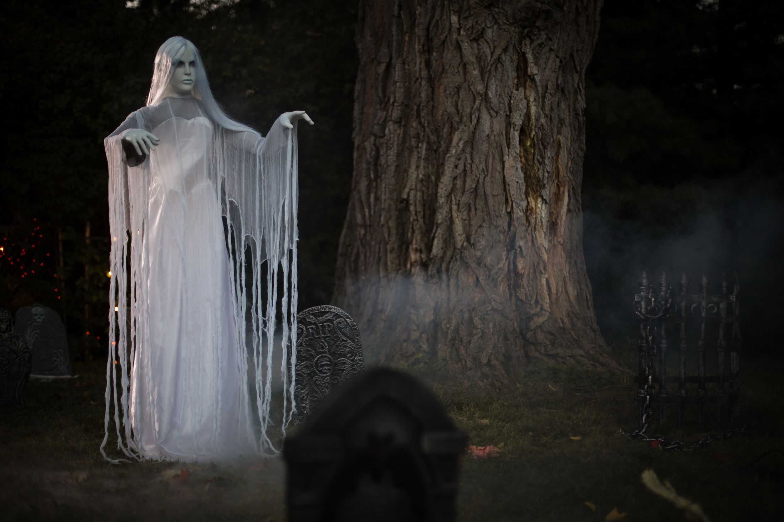 Ghost Woman Animated Rising Horror Character, White, 40-in, Sound Activated Indoor/Outdoor Decoration for Halloween Front_Angled_Right