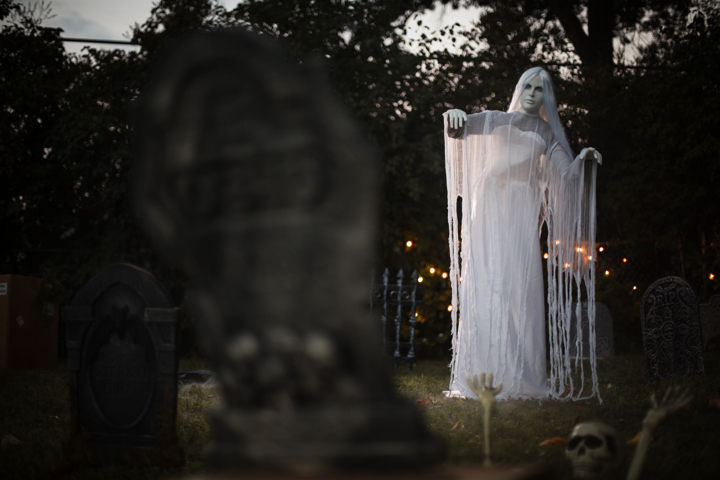 Ghost Woman Animated Rising Horror Character, White, 40-in, Sound Activated Indoor/Outdoor Decoration for Halloween Composite_or_Mixed