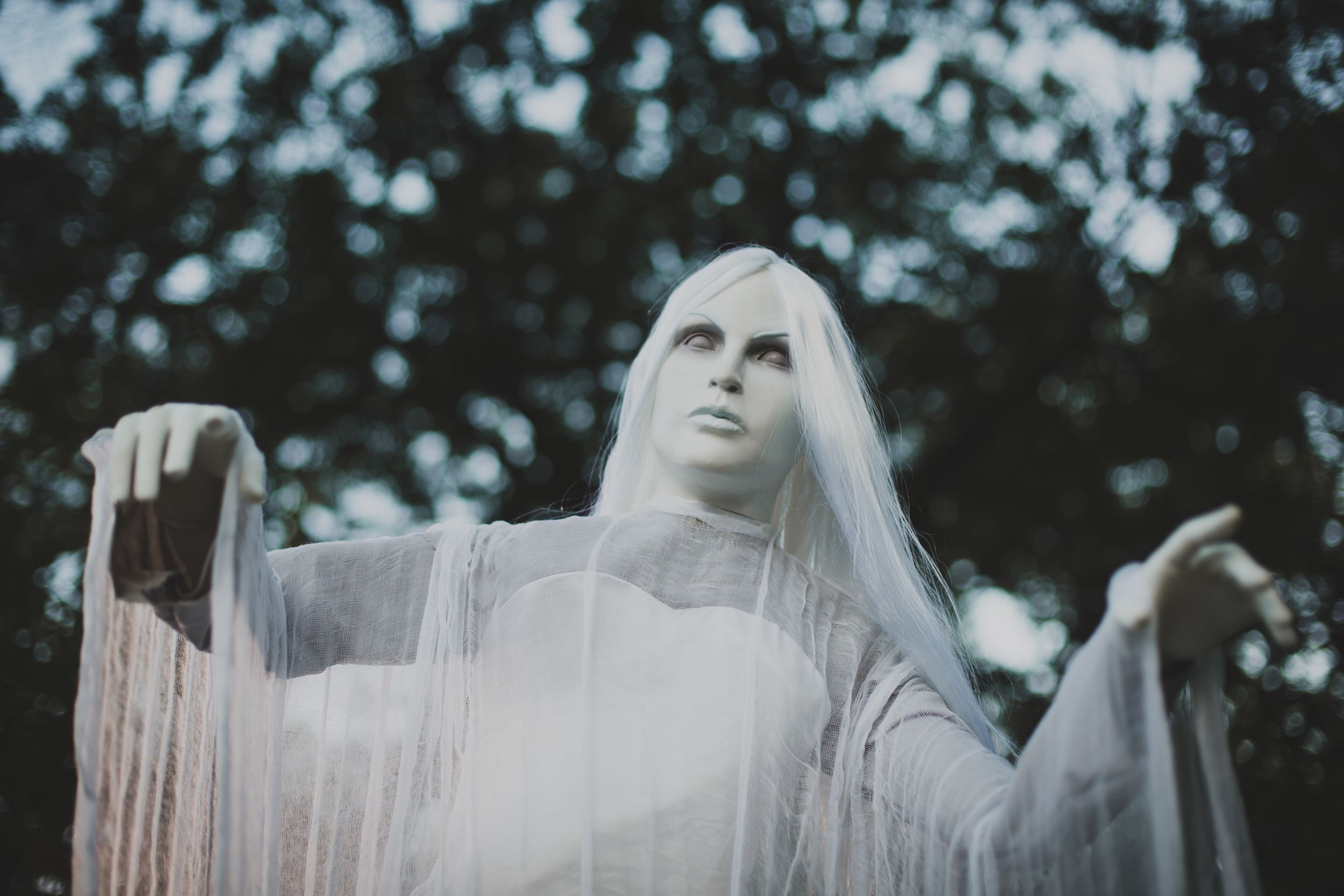 Ghost Woman Animated Rising Horror Character, White, 40-in, Sound Activated Indoor/Outdoor Decoration for Halloween CloseUp