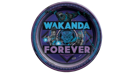 Une assiette en papier ronde de Panthère noire de Marvel avec imprimé « Wakanda Forever ».