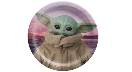 Une assiette en papier ronde de bébé Yoda du Mandalorian Star Wars de 9 pouces. 