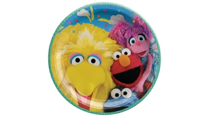 Une assiette en papier Sesame Street de 9 pouces.