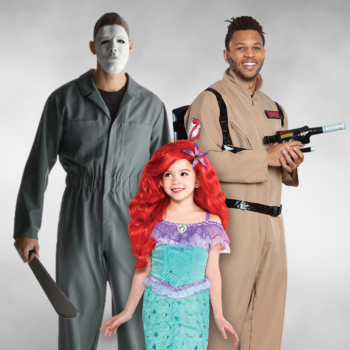 Un homme avec un costume Michael Myers, un homme avec un costume SOS Fantômes et une fille avec un costume La Petite sirène.
