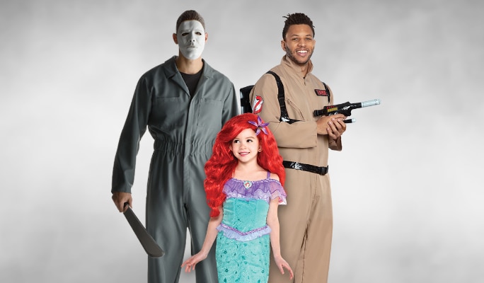 Un homme avec un costume Michael Myers, un homme avec un costume SOS Fantômes et une fille avec un costume La Petite sirène.