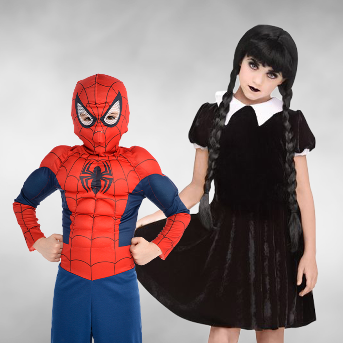 Un enfant portant un costume Spider-Man et un enfant portant un costume de fille gothique.