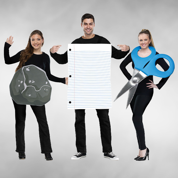 Trois adultes portant un costume de groupe « Roche, papier, ciseaux ».