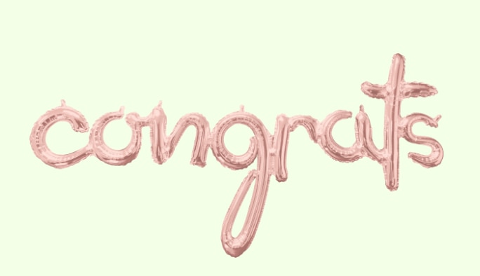 Un ballon en aluminium or rose « congrats » en lettres attachées.