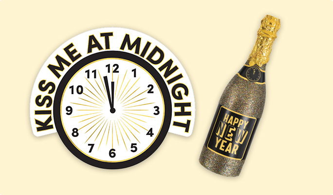 Une découpe métallique « Kiss Me At Midnight » et une bouteille de champagne à confettis « Happy New Year ».