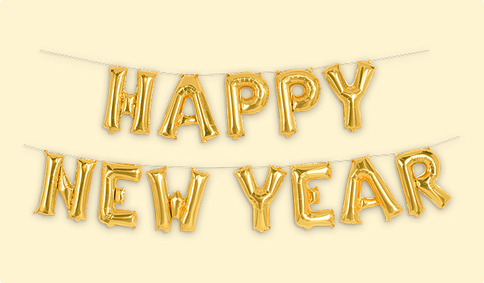 Une bannière de ballons en aluminium remplis d’air « Happy New Year ».