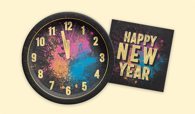 Une assiette ronde noire en papier avec un imprimé d’horloge et une serviette de table « Happy New Year ».  