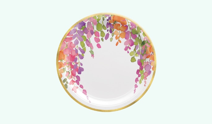 Une assiette en papier ronde à fleurs romantiques.