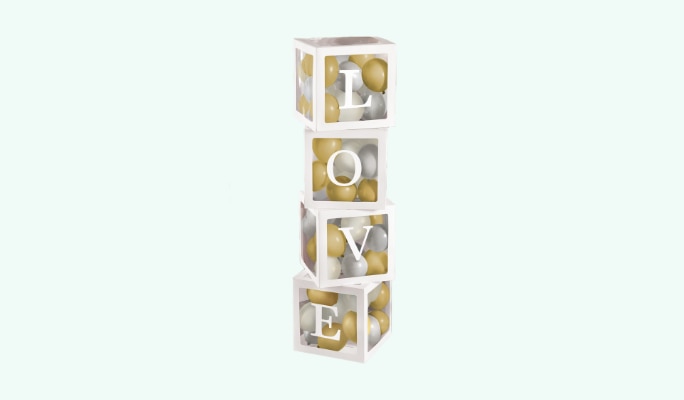 Quatre boîtes à ballons empilées pour épeler « LOVE ».