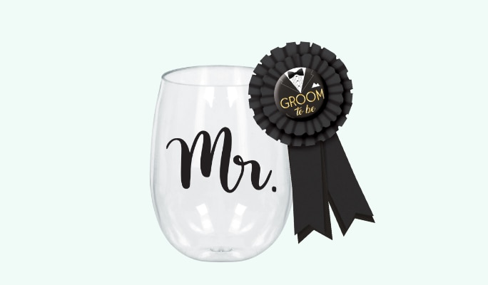 Un verre à vin sans pied « Mr. » avec un ruban noir « Groom to Be ».
