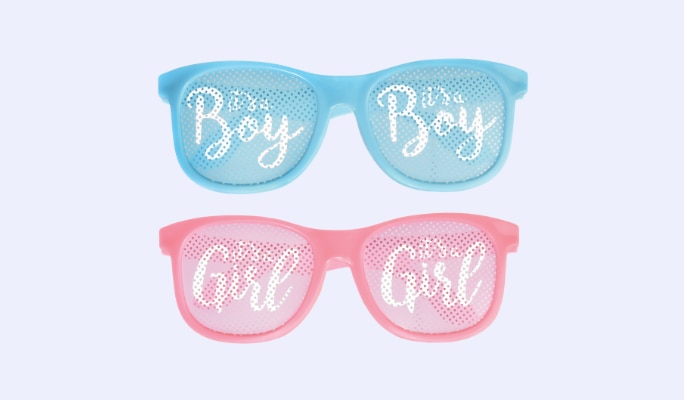 Une paire de lunettes bleues annonçant « c'est un garçon » et une paire de lunettes roses annonçant      « c'est une fille ».