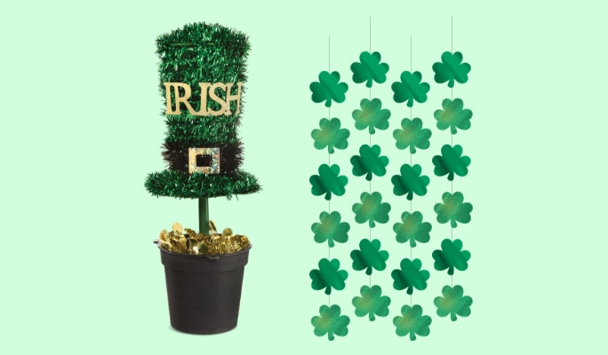 Une décoration de table d’un chapeau de la Saint-Patrick en plastique et en clinquants et une décoration de trèfles verts sur ficelle.