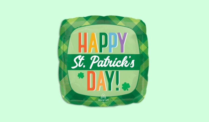 Un ballon carré à motif écossais vert avec le message « Happy St. Patrick’s Day »