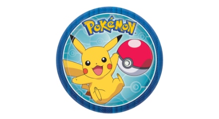 Une assiette Pokémon avec une image de Pikachu et d’un Poké Ball.