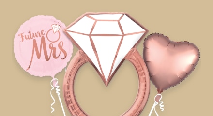 Un ballon rose en forme de bague en diamant, un ballon en forme de cœur et un ballon rond avec le message « Future Mrs. »
