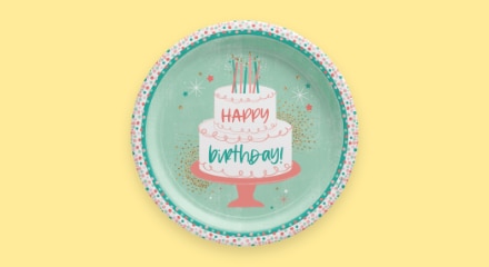 Une assiette vert menthe avec un motif de vermicelles, une image d’un gâteau de fête et les mots « Happy Birthday! »