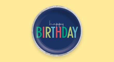Une assiette bleu marine avec les mots « HAPPY BIRTHDAY ».