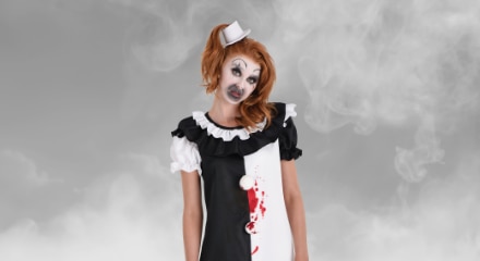 Une femme vêtue d’un costume de Terrifier.