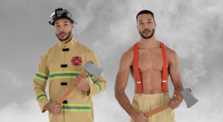 Deux hommes vêtus de costumes de pompiers.