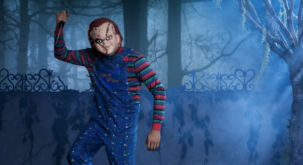 Une personne vêtue d’un costume de Chucky.