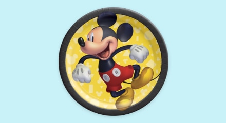 Une assiette à thème de Mickey Mouse.