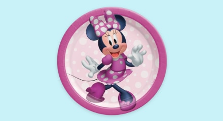 Une assiette à thème de Minnie Mouse.