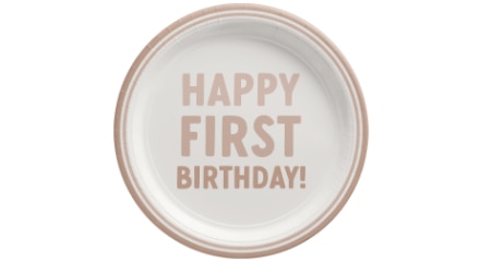 Une assiette sur laquelle on peut lire « HAPPY FIRST BIRTHDAY ».